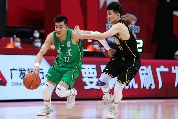 纳瓦斯在皇马效力了五个赛季，他赢得了三座欧冠、四座世俱杯、三座欧洲超级杯和一座联赛冠军，他为皇马出场了162场比赛，只丢了159个球，总计出场14700分钟。